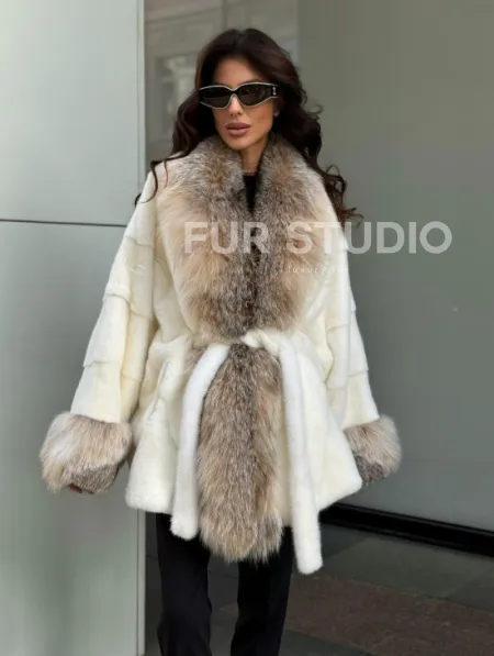 Женская белая норковая шуба с отделкой из меха рыси - фото 6
