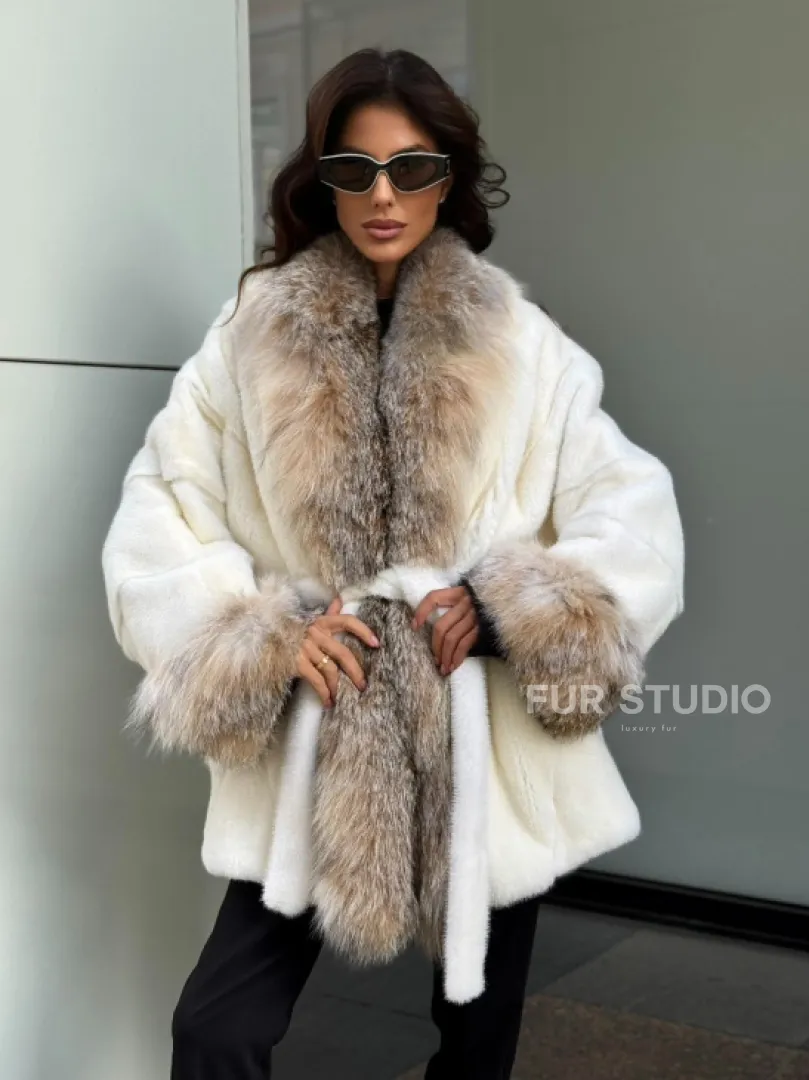 Женская белая норковая шуба с отделкой из меха рыси