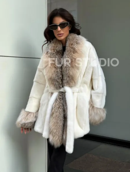 Женская белая норковая шуба с отделкой из меха рыси - фото 8