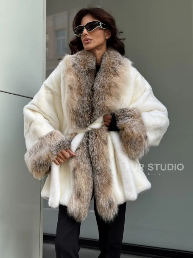 Женская белая норковая шуба с отделкой из меха рыси