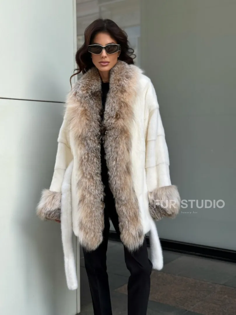 Женская белая норковая шуба с отделкой из меха рыси