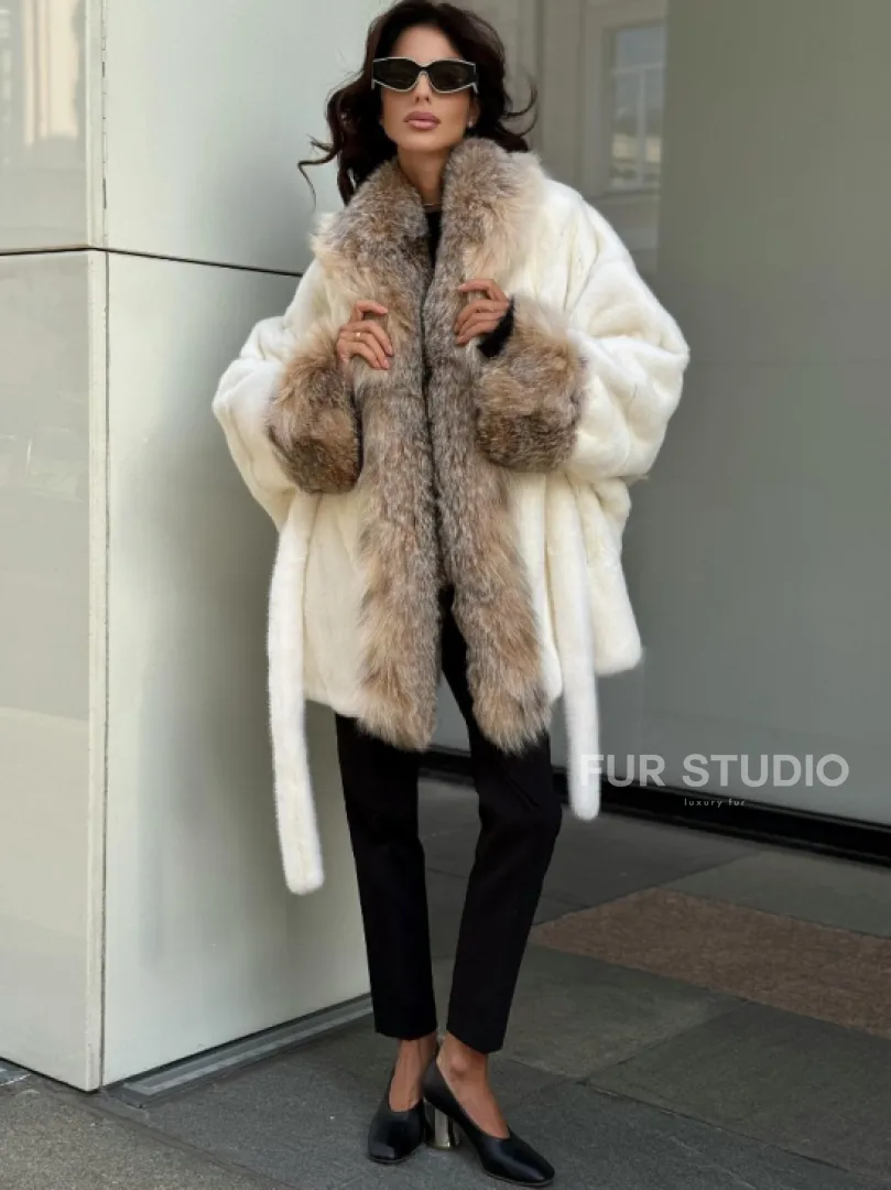 Женская белая норковая шуба с отделкой из меха рыси