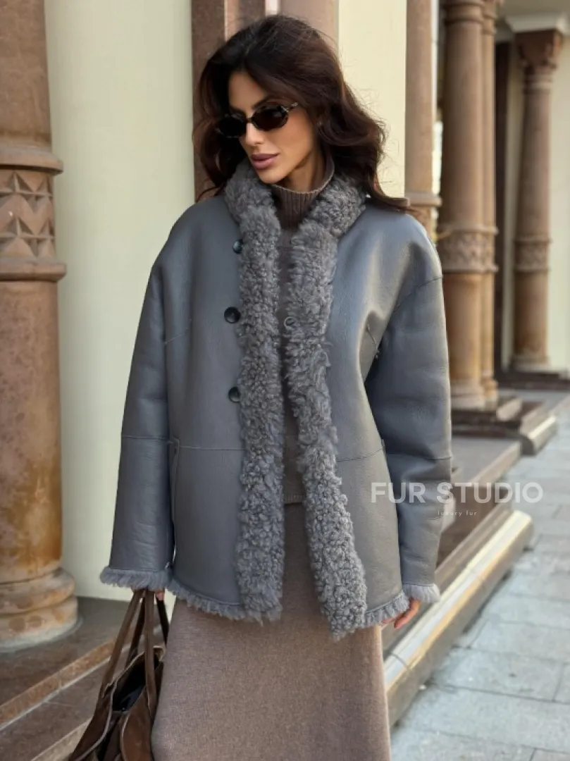 Дубленка серого цвета - двухсторонняя - фото 4