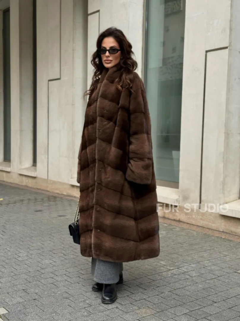 Шуба из плюшевой норки Velvet с V-образным воротником - фото 9