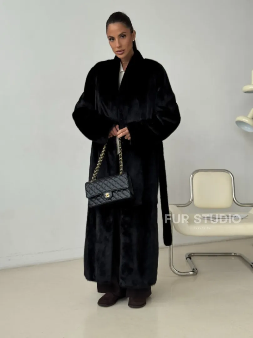 Длинная черная норковая шуба