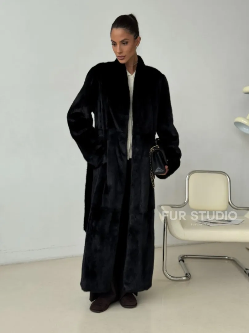 Длинная черная норковая шуба