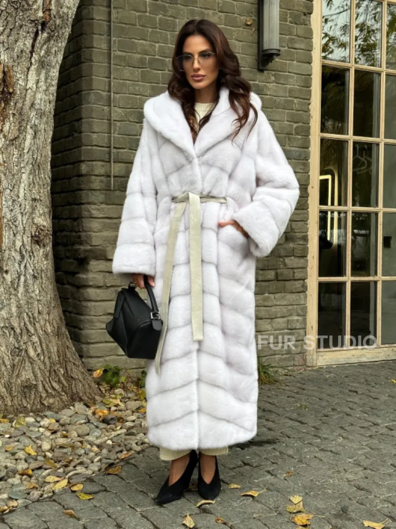 Белая норковая шуба с капюшоном - фото 8