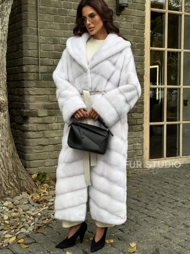 Белая норковая шуба с капюшоном - фото 3