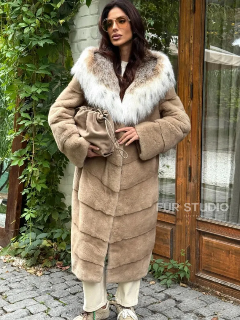 Бежевая норковая шуба с капюшоном рысь