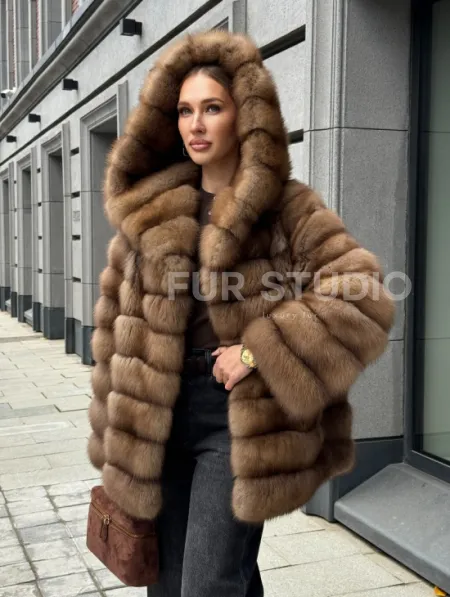 Шуба из натурального меха куницы с капюшоном - фото 0