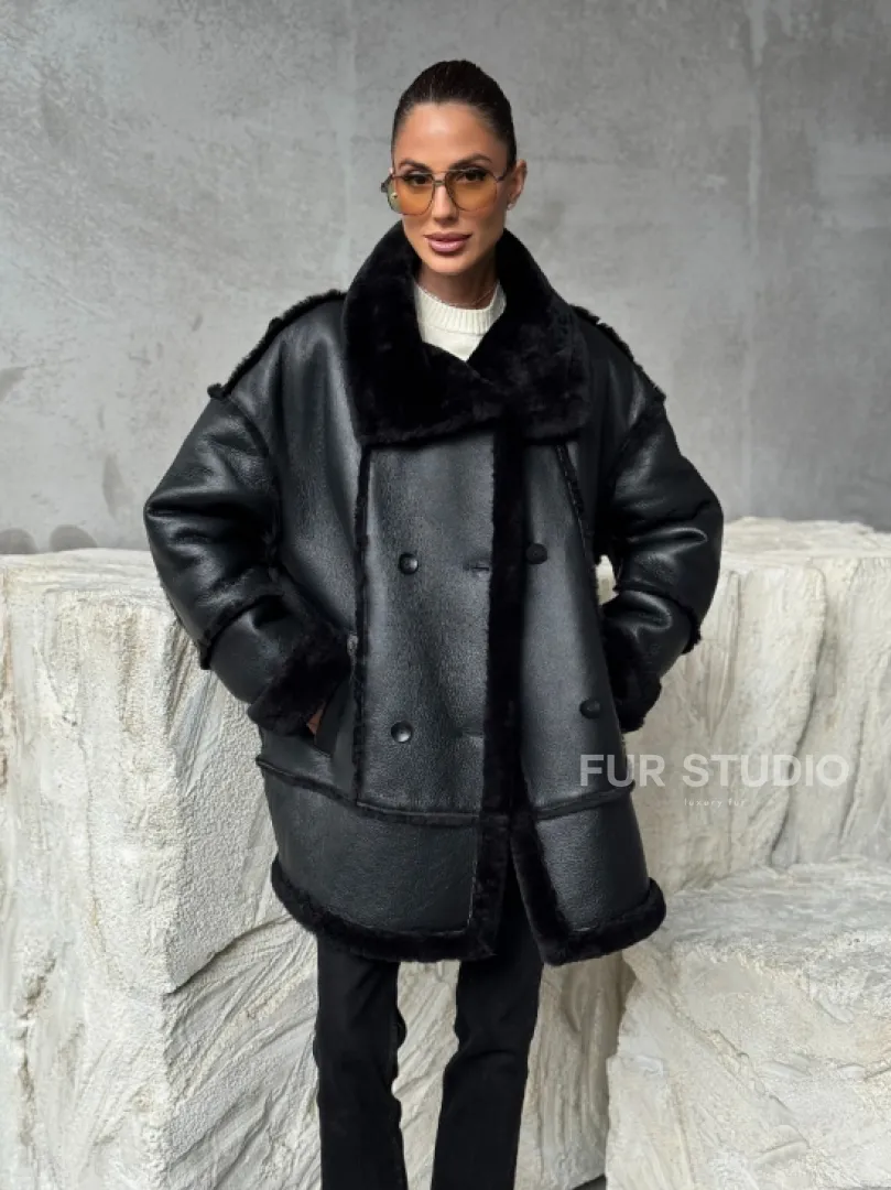 Черная современная дубленка - фото 7