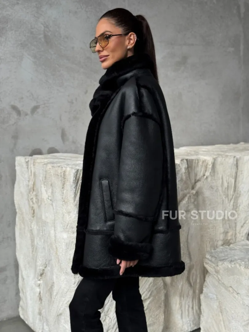 Черная современная дубленка - фото 5