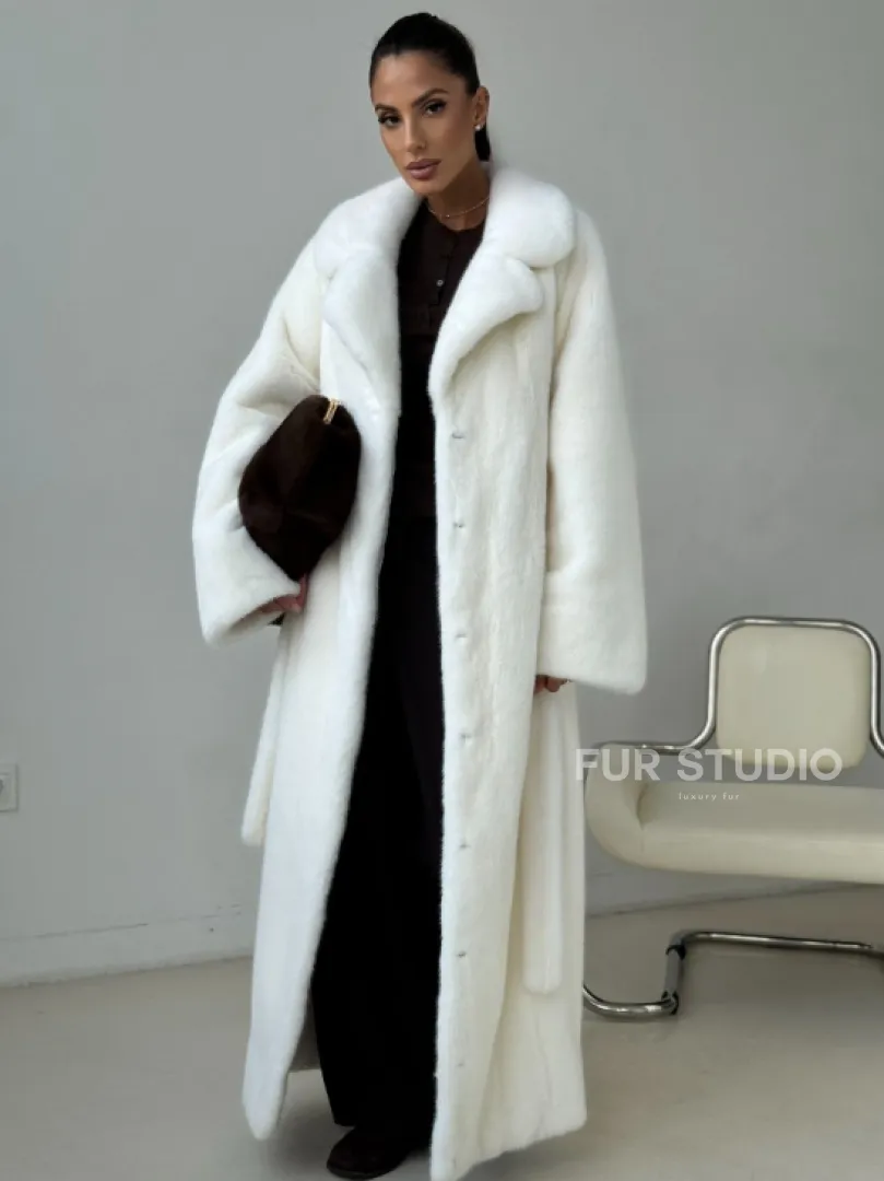 Белая длинная норковая шуба