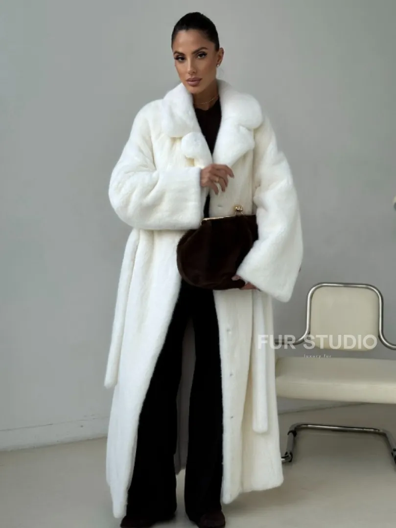 Белая длинная норковая шуба