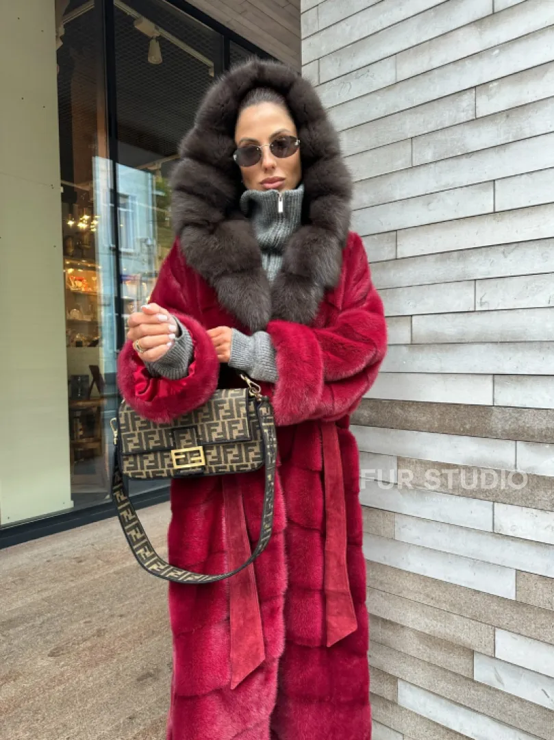 Длинная норковая шуба с капюшоном куница - фото 11