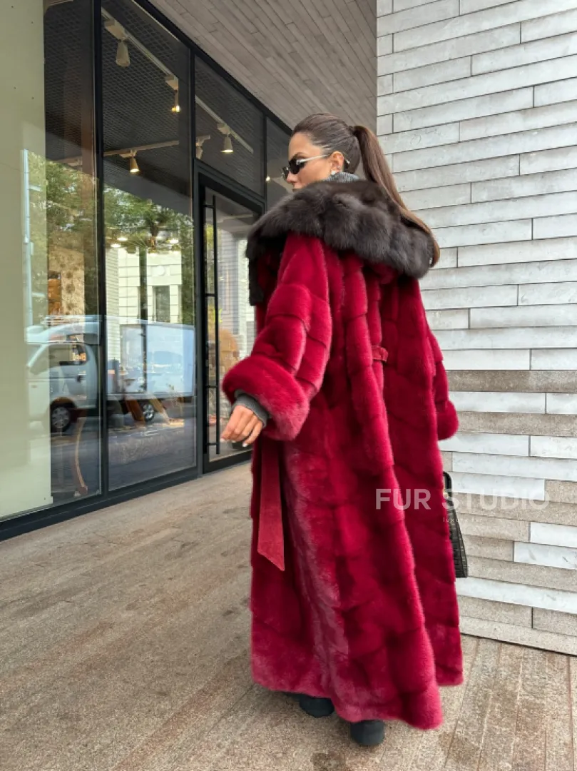 Длинная норковая шуба с капюшоном куница - фото 17