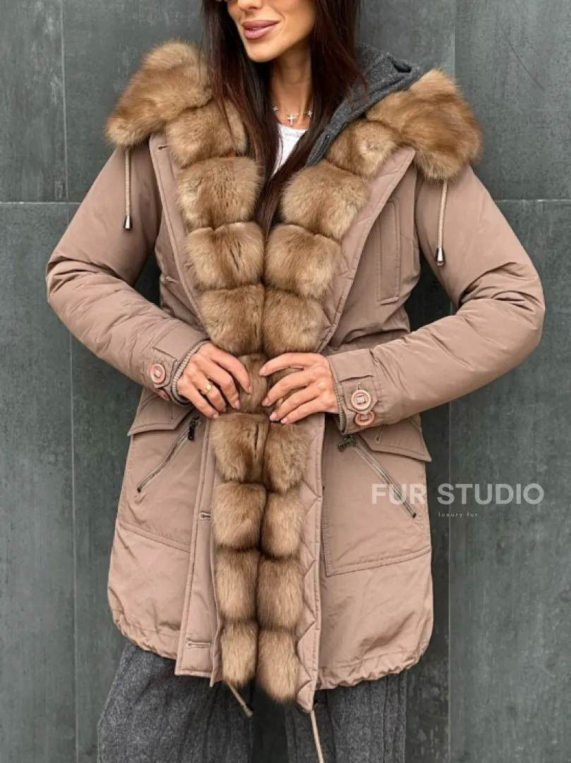 Женский пуховик с мехом куницы