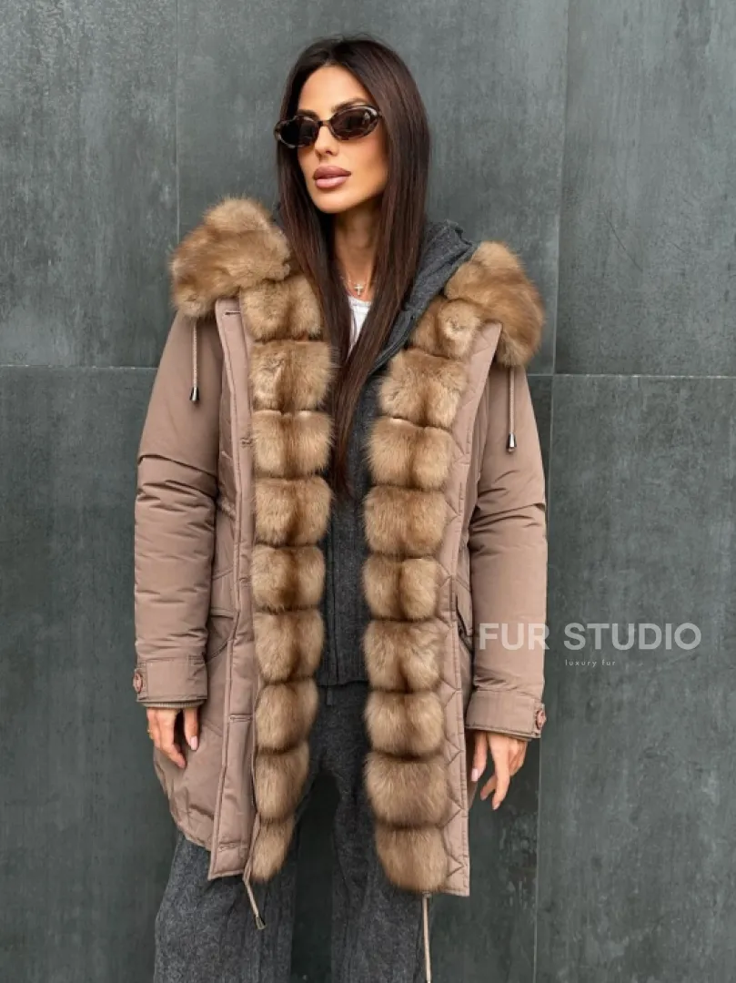 Женский пуховик с мехом куницы