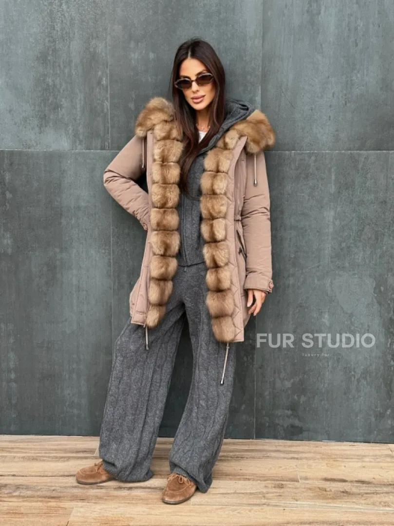Женский пуховик с мехом куницы