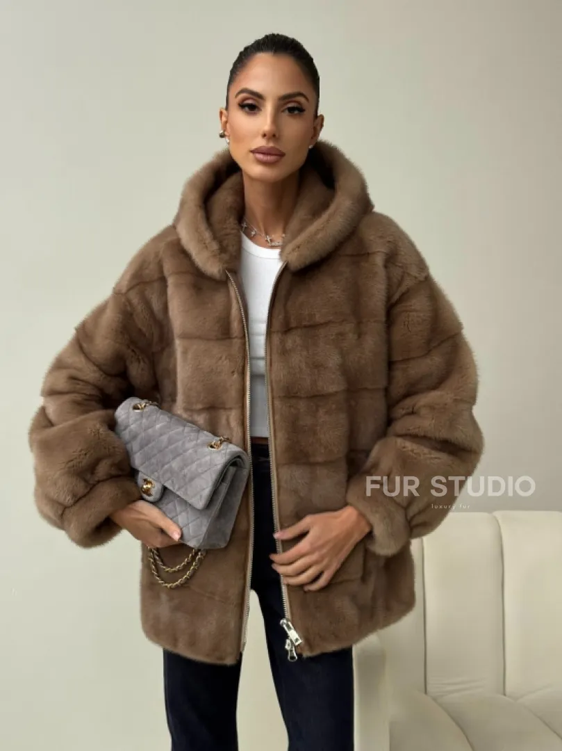 Бежевая норковая куртка с капюшоном