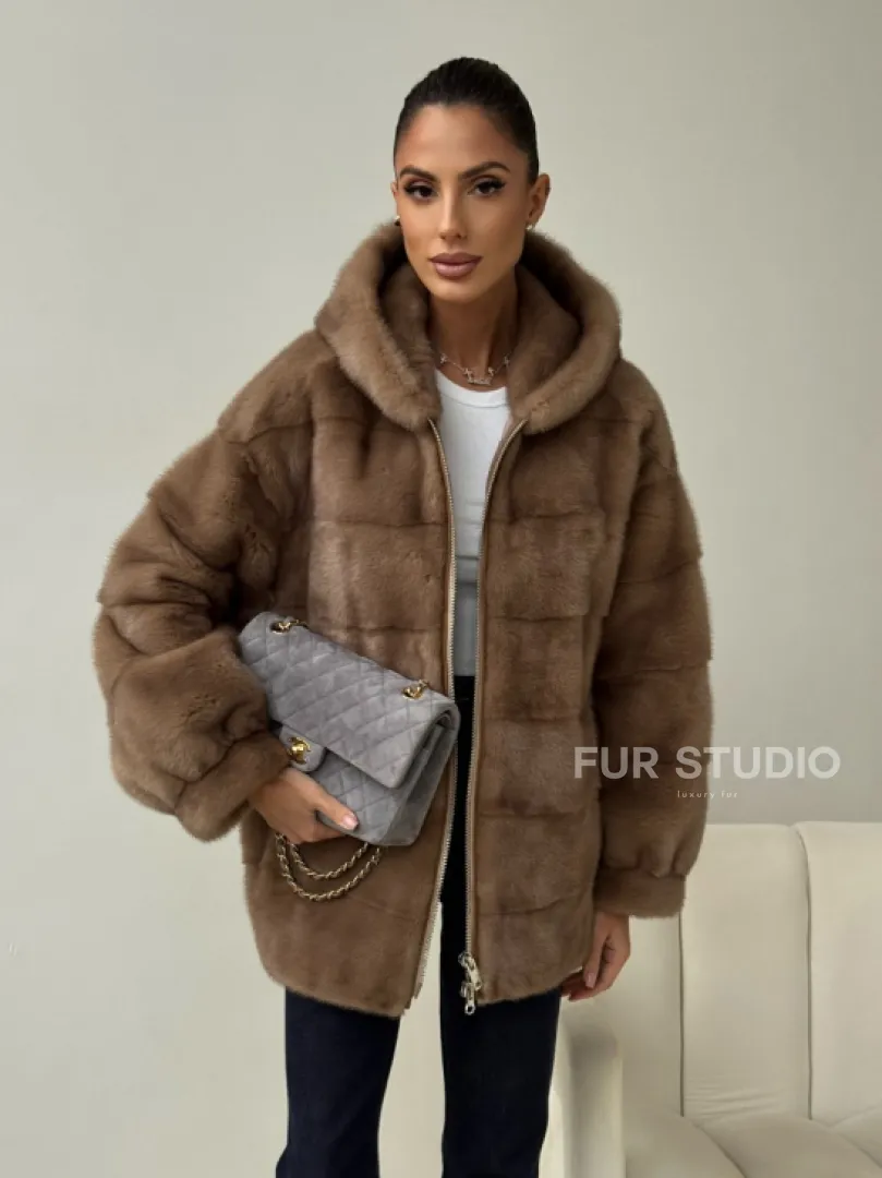 Бежевая норковая куртка с капюшоном