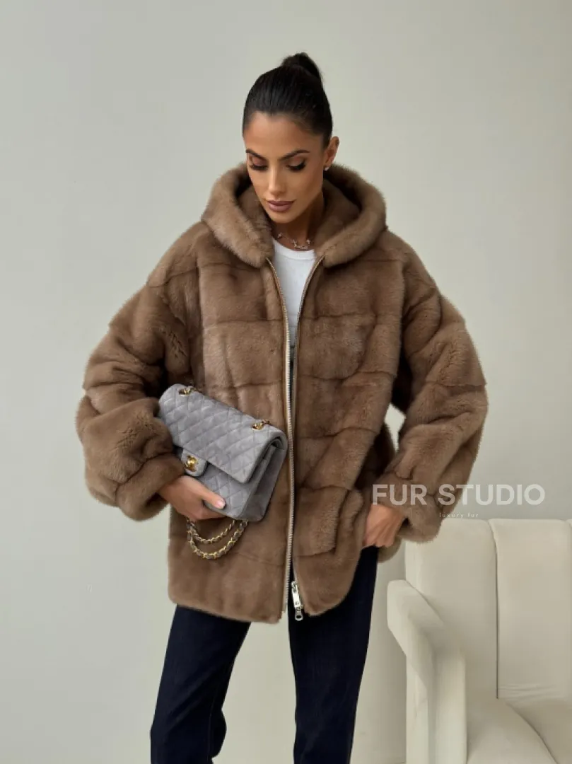 Бежевая норковая куртка с капюшоном - фото 9