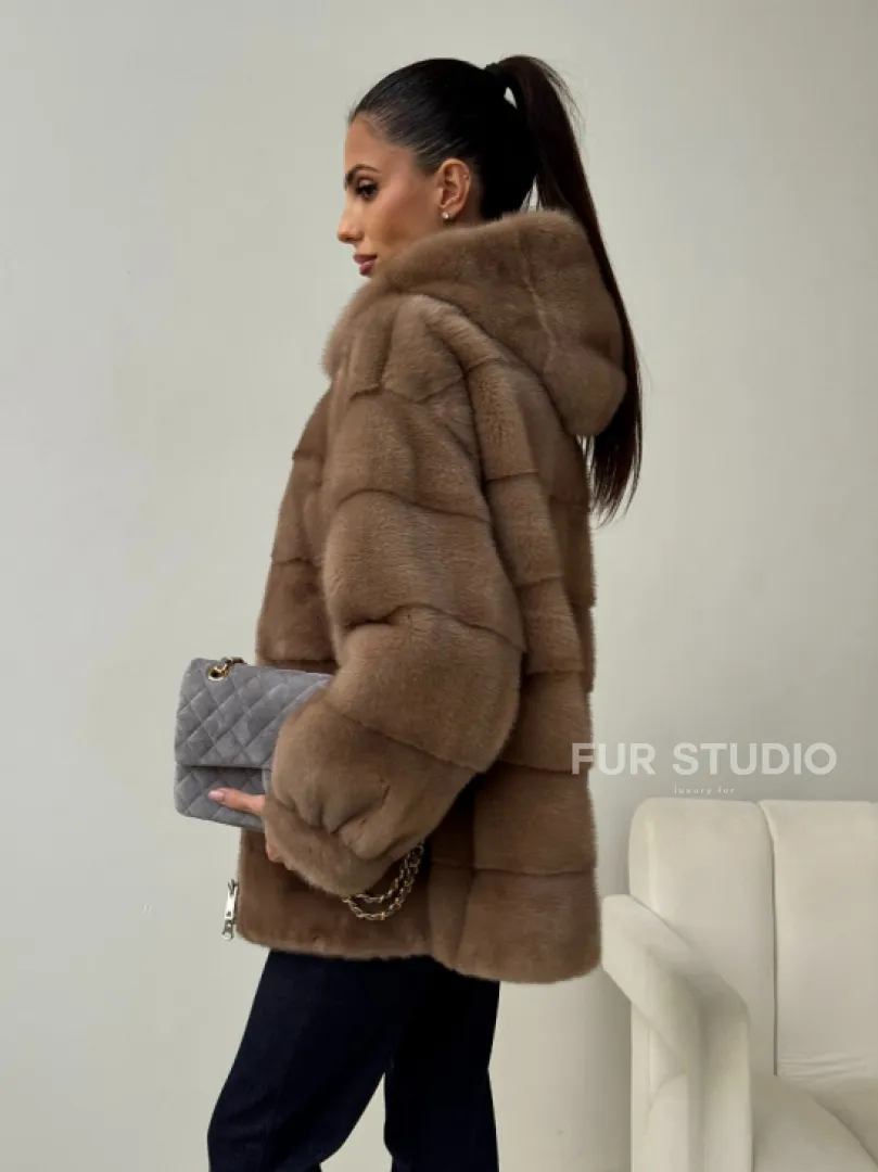 Бежевая норковая куртка с капюшоном