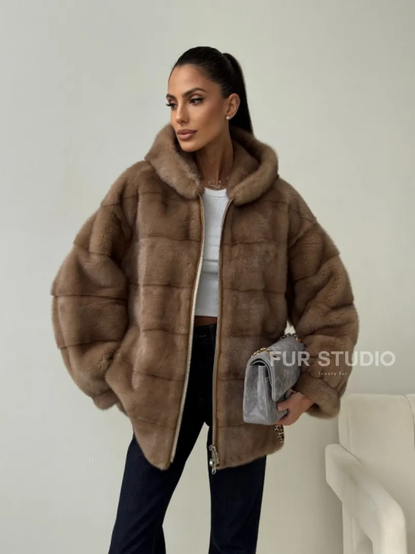 Бежевая норковая куртка с капюшоном