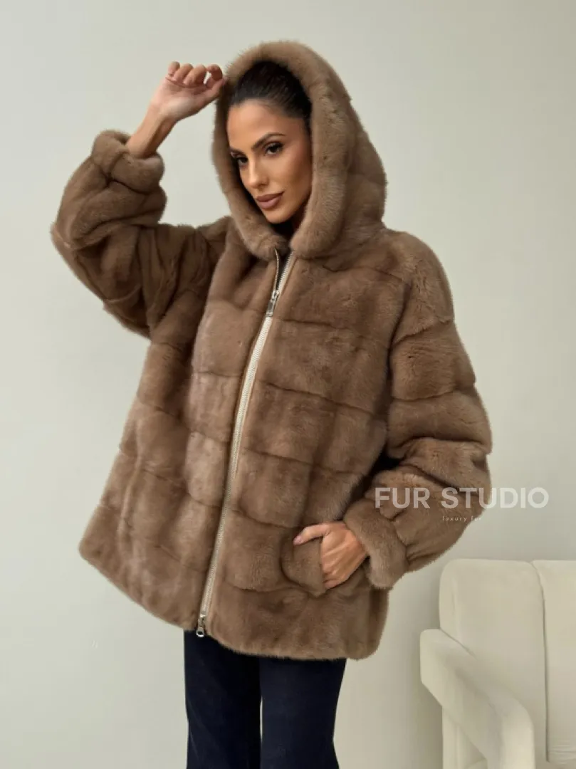 Бежевая норковая куртка с капюшоном