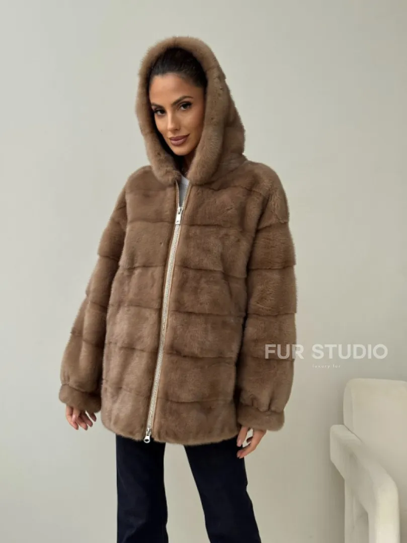 Бежевая норковая куртка с капюшоном - фото 10