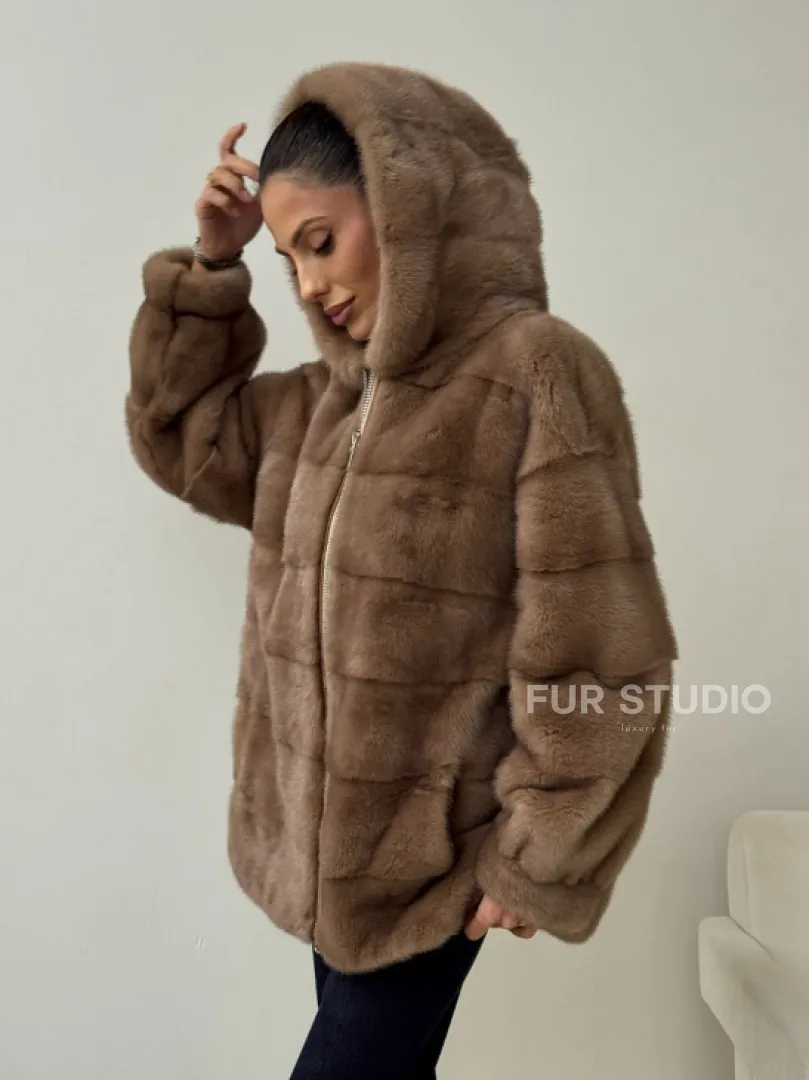 Бежевая норковая куртка с капюшоном