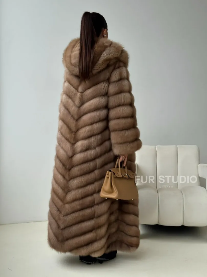 Длинная шуба из меха куницы с капюшоном - фото 9