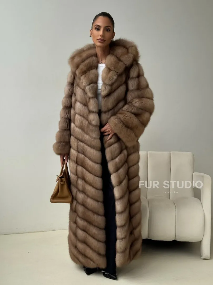 Длинная шуба из меха куницы с капюшоном - фото 7