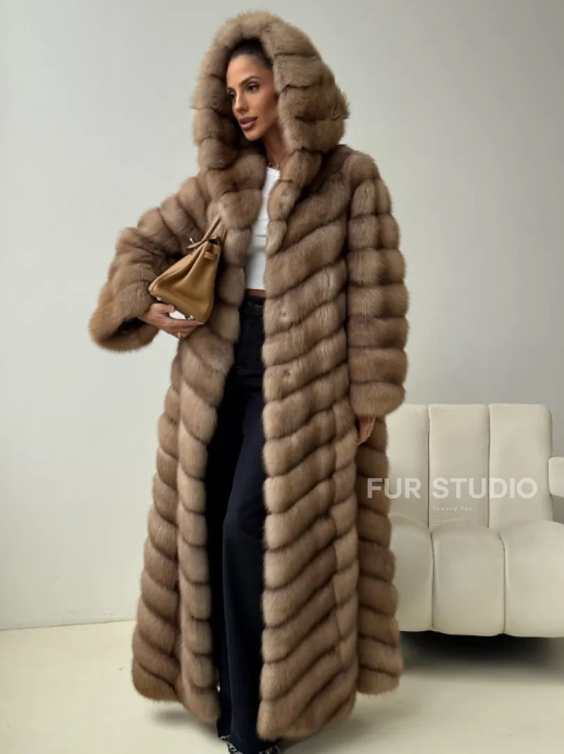 Длинная шуба из меха куницы с капюшоном - фото 6