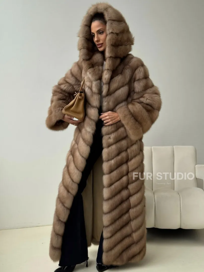 Длинная шуба из меха куницы с капюшоном - фото 1