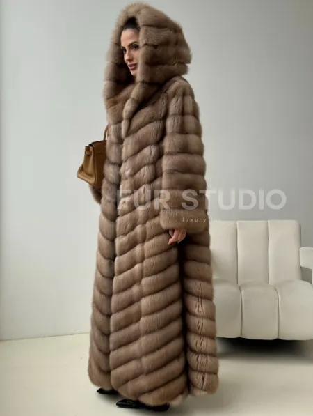 Длинная шуба из меха куницы с капюшоном - фото 2