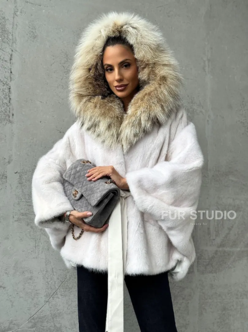 Светлая норковая шуба с капюшоном