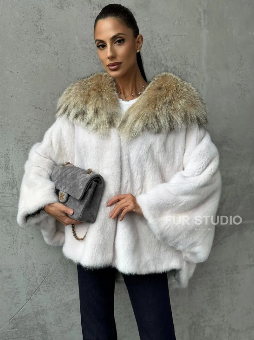Светлая норковая шуба с капюшоном