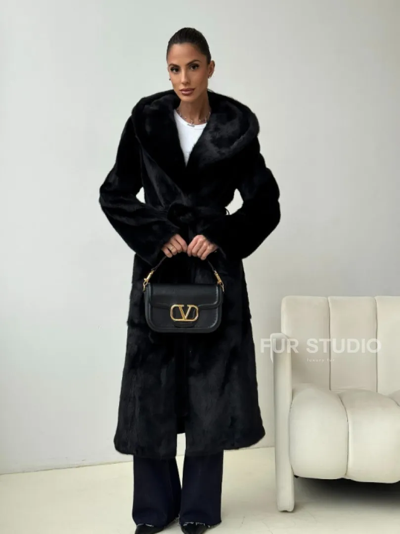 Черная норковая шуба с капюшоном