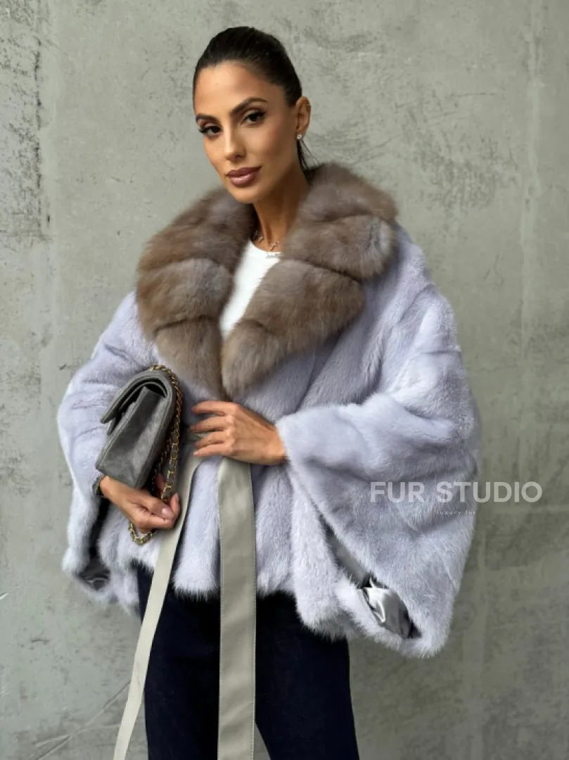 Короткая норковая шуба с воротником куницы