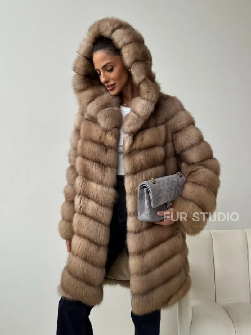 Шуба из куницы с капюшоном в цвете тор-тор - фото 9