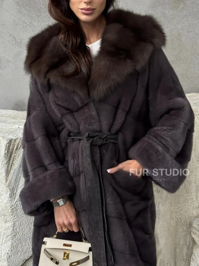 Шуба норковая графитовый ирис с капюшоном куницы - фото 2