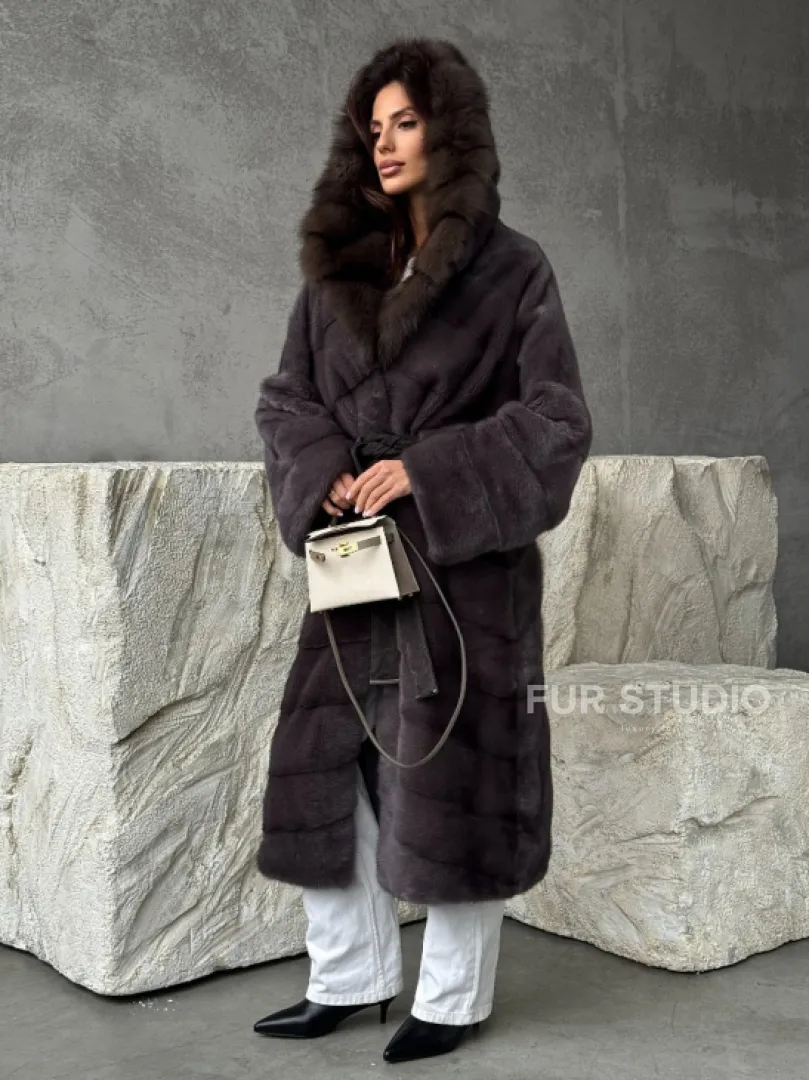 Шуба норковая графитовый ирис с капюшоном куницы - фото 9