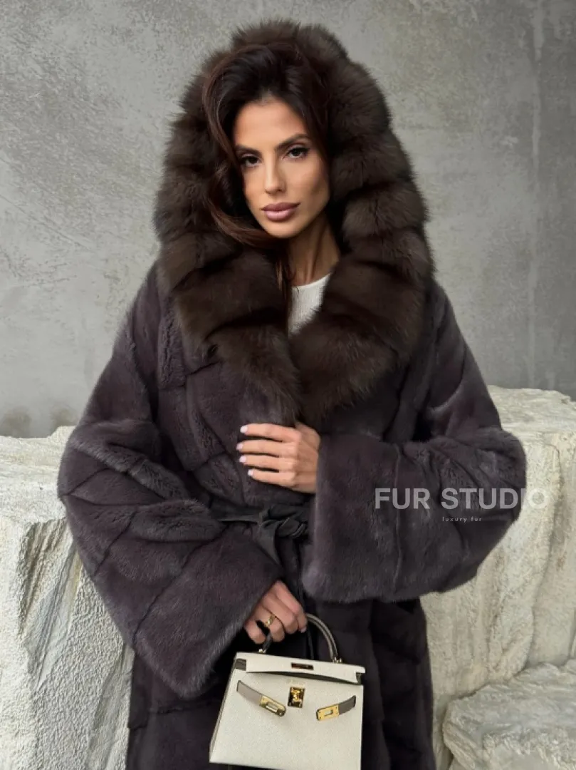 Шуба норковая графитовый ирис с капюшоном куницы - фото 6