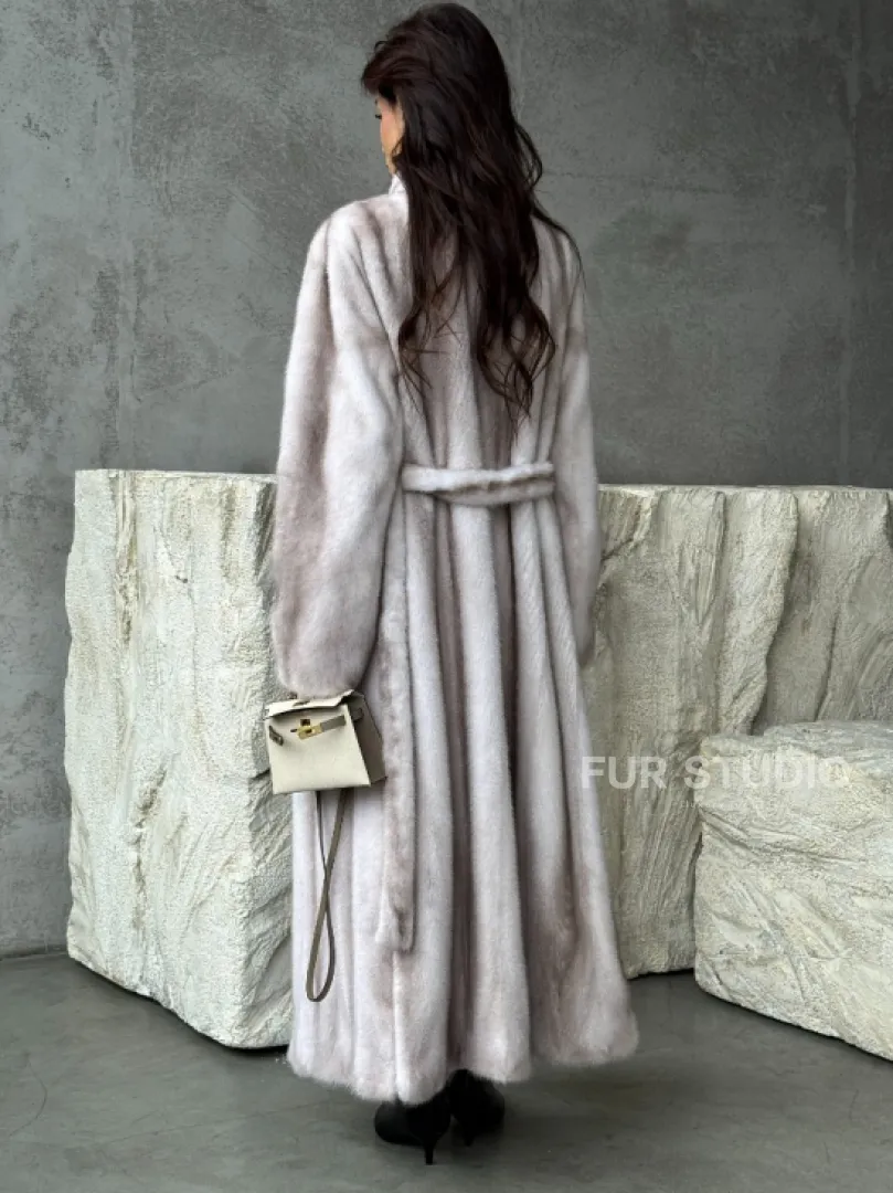 Светлая шуба из натуральной скандинавской норки