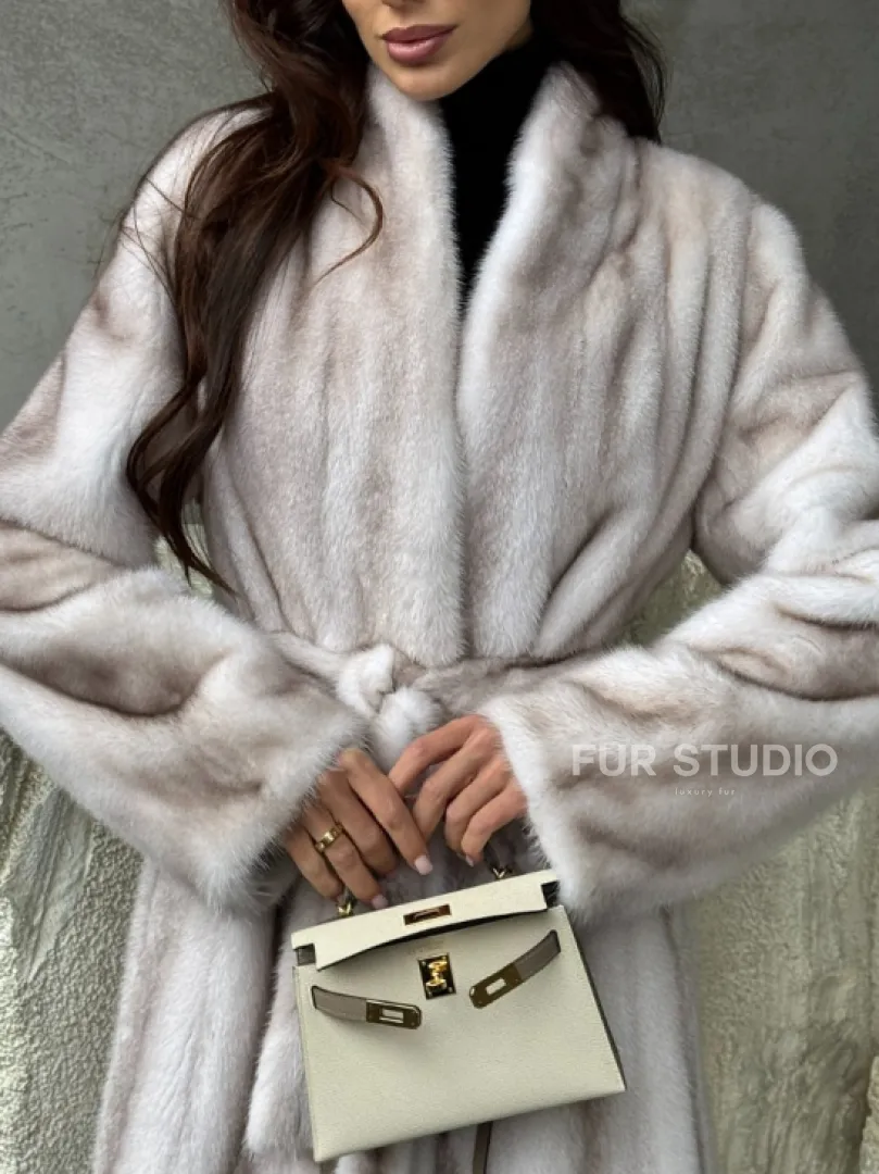 Светлая шуба из натуральной скандинавской норки