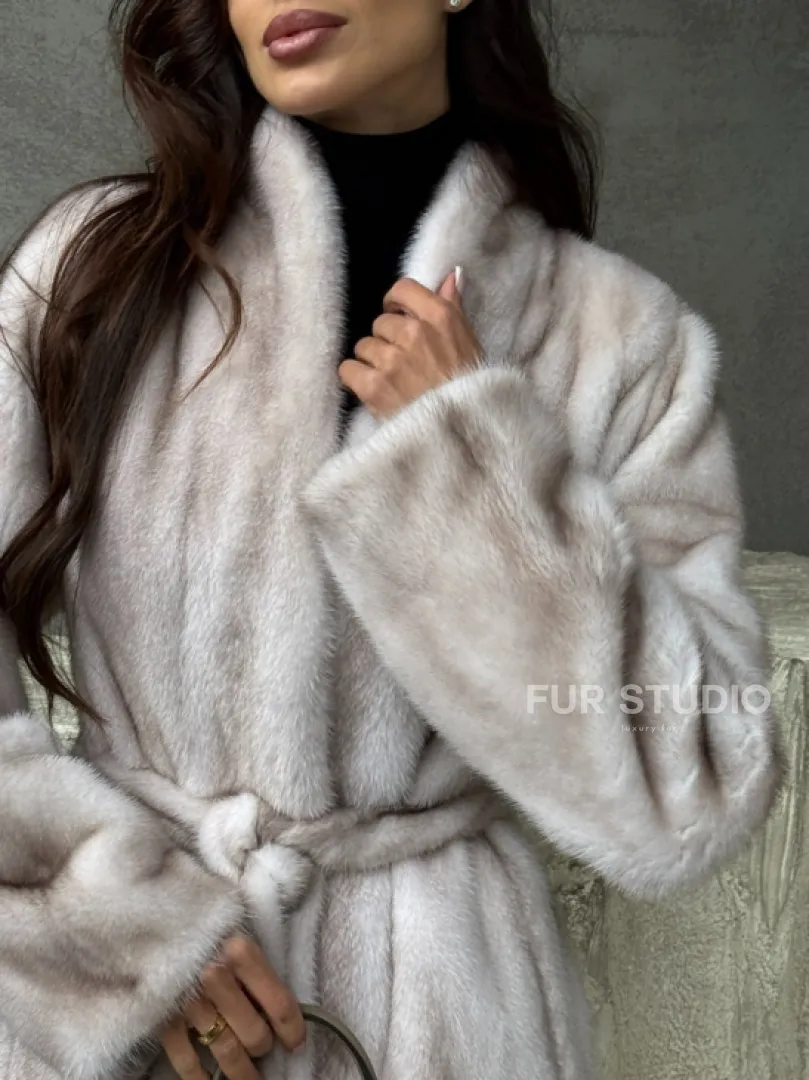 Светлая шуба из натуральной скандинавской норки