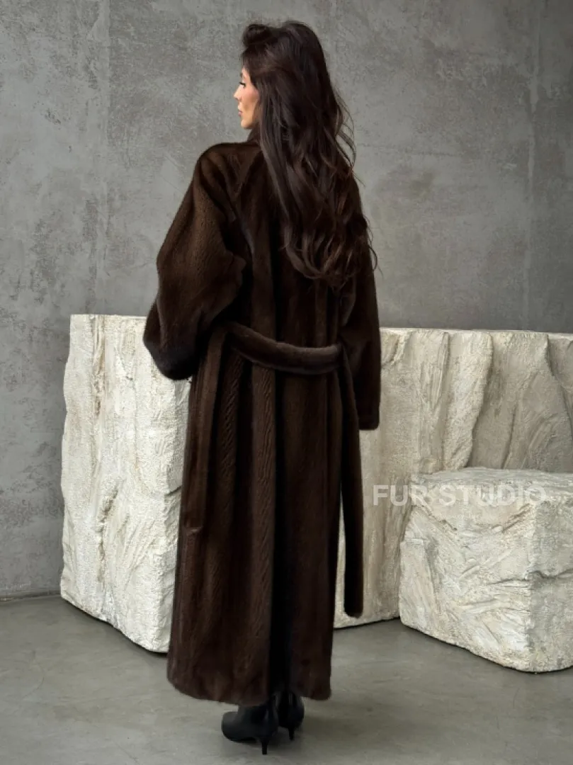 Пальто из норки с V-образным воротом