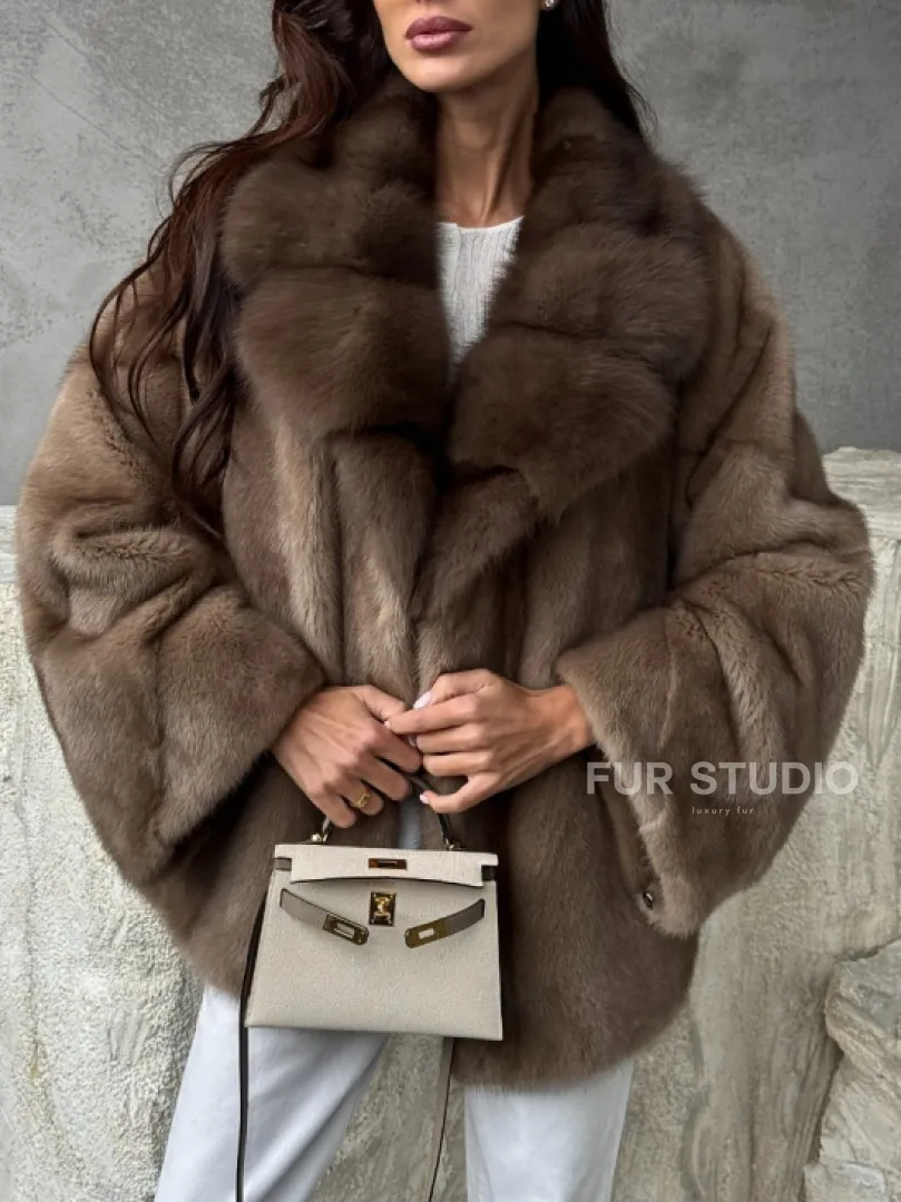 Короткая норковая шуба с воротником куницы - фото 4