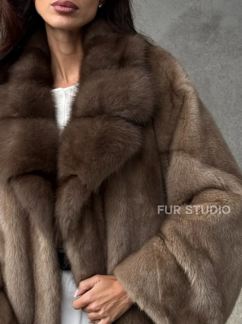 Короткая норковая шуба с воротником куницы - фото 3